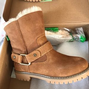 UGG Boots size 7  38 Aus model Sarah color chestnut women New with tags and box